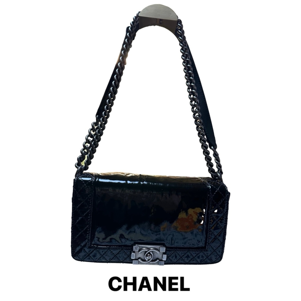 CHANEL Lambskin Patent Boy Bag Chanel Series 18 2013-2014